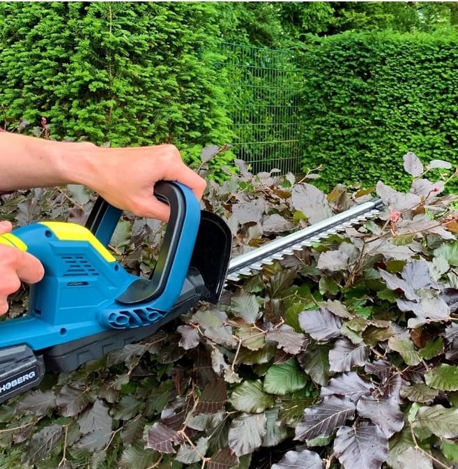 Trim your garden easily! HOBERG 20V Cordless Hedge Trimmer - Battery + Charger included.