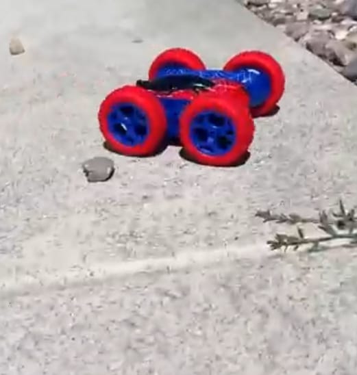 Stunt Car performs cool stunts with double-faced rotation.